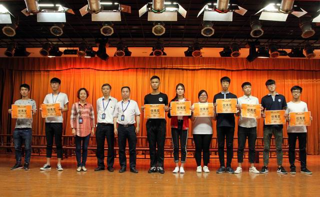 調(diào)整大小 13、楊繼強(qiáng)書記、李波書記和沈群書記給獲得優(yōu)秀獎(jiǎng)的代表隊(duì)頒獎(jiǎng).jpg