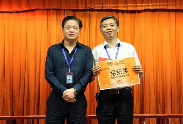 調(diào)整大小 9、任建設(shè)副院長給機(jī)電工程系頒發(fā)組織獎(jiǎng).jpg