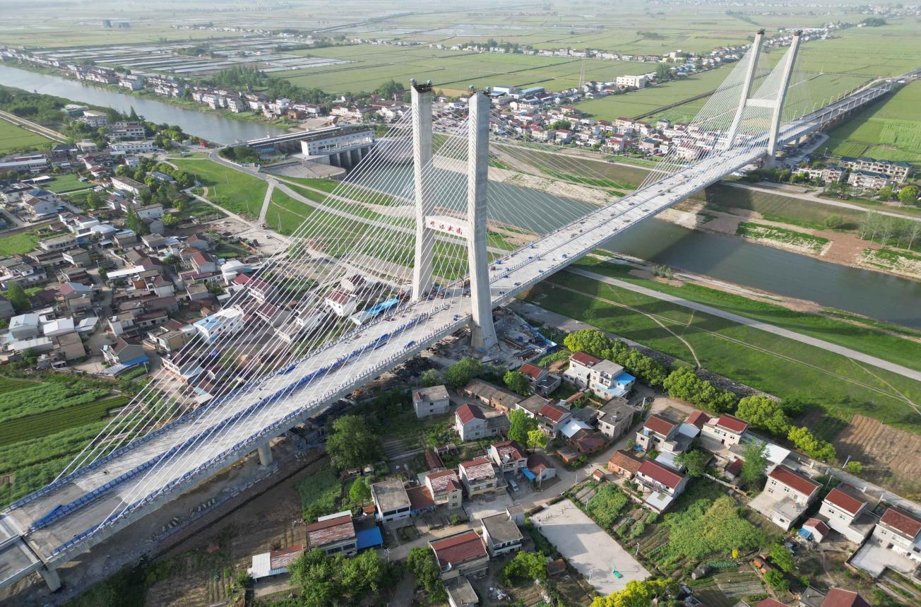 建設投資集團（原路橋集團）G347安九二期楊灣河特大橋。安徽建工集團供圖