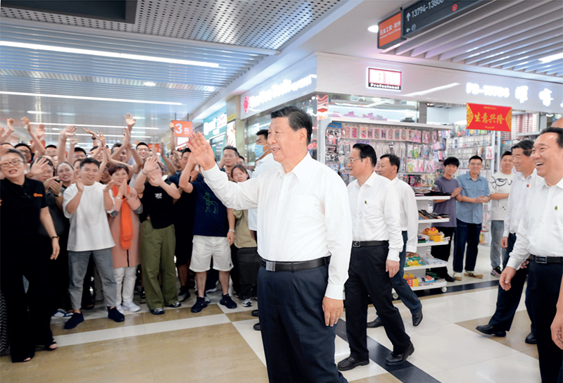 2023年9月20日至21日，中共中央總書記、國家主席、中央軍委主席習近平在浙江考察。這是20日上午，習近平在義烏國際商貿城考察時，同商戶親切交流。 新華社記者 李學仁/攝