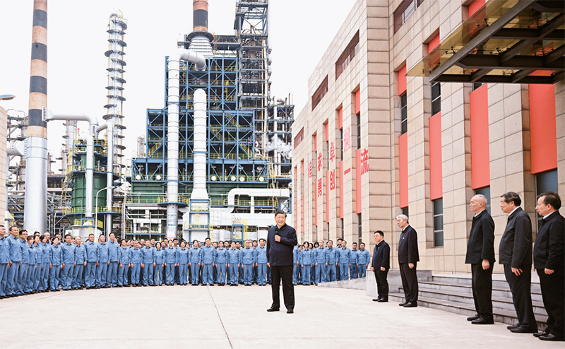 2023年10月10日至13日，中共中央總書記、國家主席、中央軍委主席習近平在江西考察。這是10日下午，習近平在中國石化九江分公司考察時，同企業(yè)員工親切交流。 新華社記者 謝環(huán)馳/攝