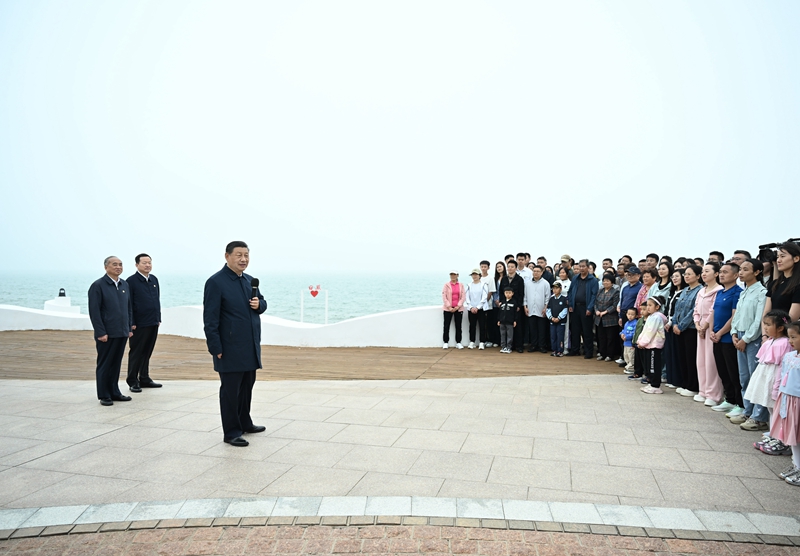 5月22日至24日，中共中央總書記、國家主席、中央軍委主席習近平在山東考察。這是22日下午，習近平在日照市陽光海岸綠道同市民和游客親切交流。