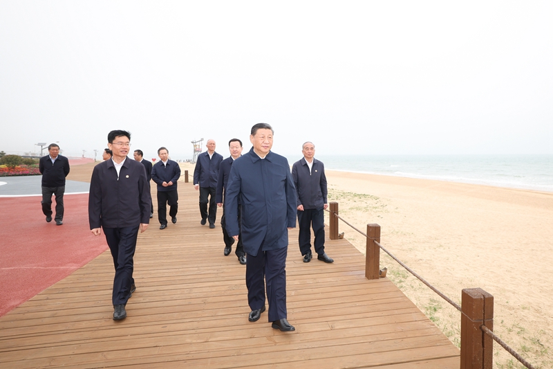 5月22日至24日，中共中央總書記、國家主席、中央軍委主席習近平在山東考察。這是22日下午，習近平在日照市陽光海岸綠道考察。