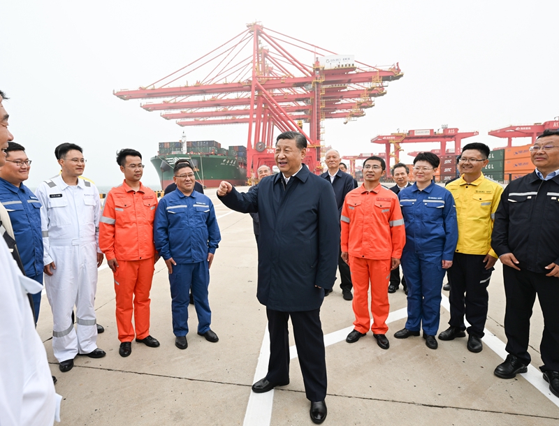 ??5月22日至24日，中共中央總書記、國家主席、中央軍委主席習近平在山東考察。這是22日下午，習近平在日照港親切慰問港口科技工作者、運營人員、航運人員。 