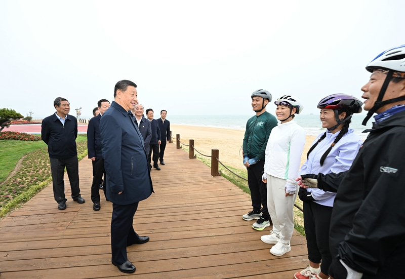 5月22日至24日，中共中央總書記、國家主席、中央軍委主席習近平在山東考察。這是22日下午，習近平在日照市陽光海岸綠道同市民親切交流。
