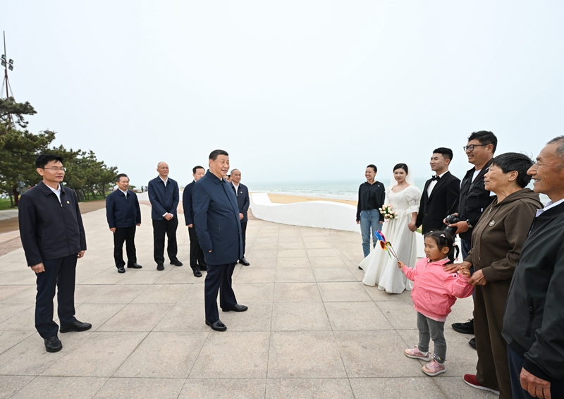 5月22日至24日，中共中央總書記、國家主席、中央軍委主席習近平在山東考察。這是22日下午，習近平在日照市陽光海岸綠道同市民親切交流。